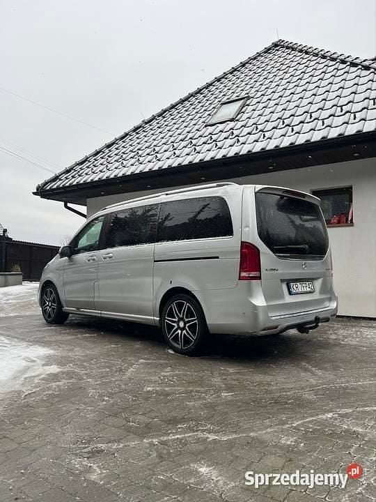 Srebrny Używany 2018 Mercedes V250 Minivan | 114 000 zł - Obraz 1/4