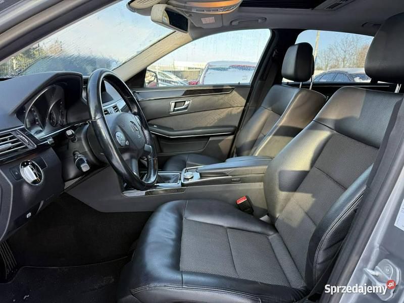 Używany Mercedes E200 184 KM (135 kW) 2010 Szary Sedan/Limuzyna