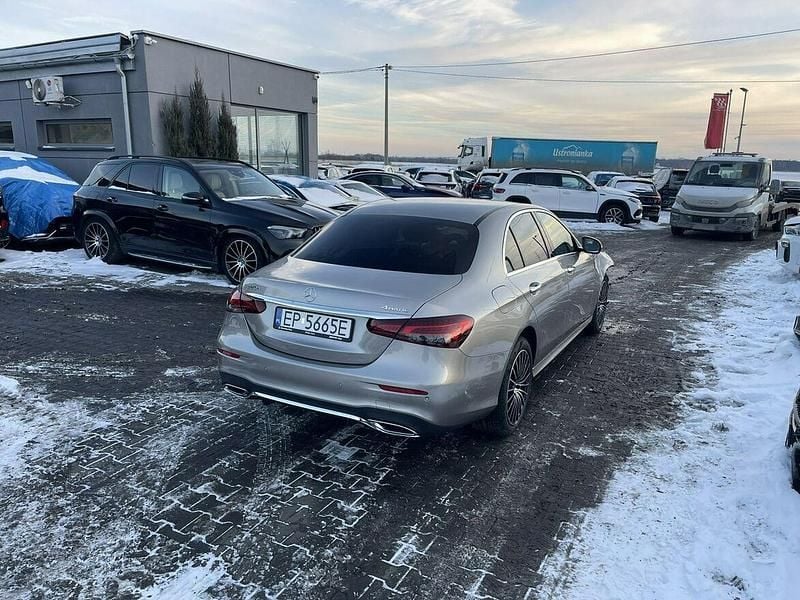 Używany Mercedes E220 AMG line 200 KM (147 kW) 2023 Złoty (metalik) Sedan/Limuzyna