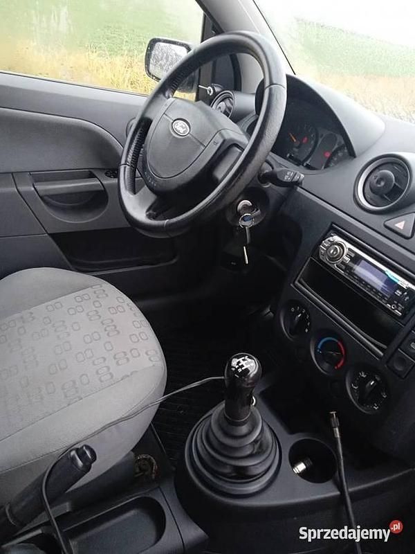 Używany Ford Fiesta 2002 Srebrny Hatchback