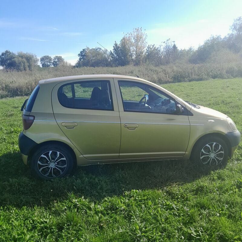 Używany Toyota Yaris 68 KM (50 kW) 2001 Żółtozłoty Coupe