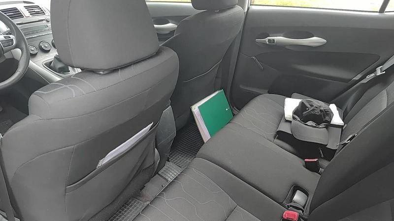 Używany Toyota Auris 2013 Srebrny Hatchback