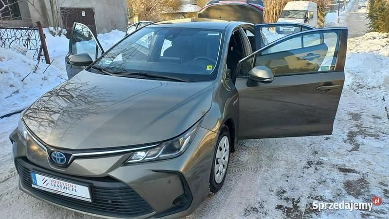 Używany Toyota Corolla Comfort 122 KM (89 kW) 2019 Brązowy Sedan/Limuzyna