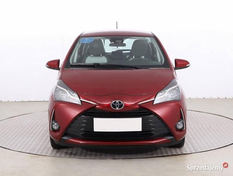 Bordowy Używany 2017 Toyota Yaris Hatchback | 49 499 zł (Uczciwa cena) - Obraz 1/4