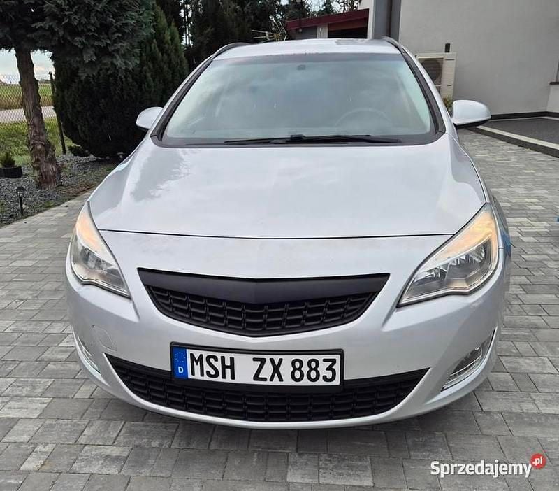 Srebrny Używany 2011 Opel Astra Kombi | 15 999 zł (Dobra cena) - Obraz 1/4