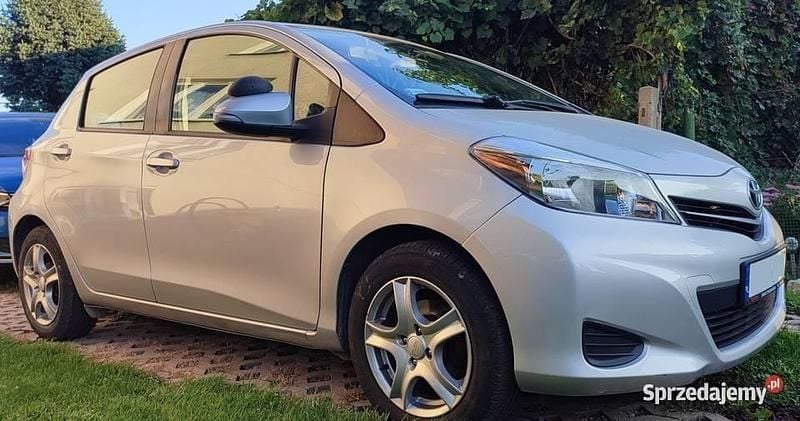 Srebrny Używany 2013 Toyota Yaris Hatchback | 22 000 zł (Uczciwa cena) - Obraz 1/4