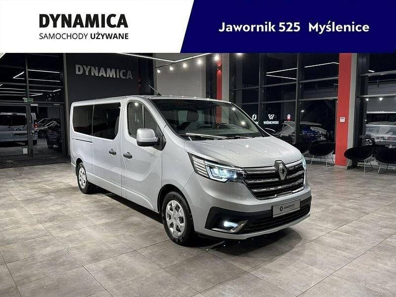 Srebrny Używany 2023 Renault Trafic Equilibre Minivan | 132 900 zł (Uczciwa cena) - Obraz 1/3