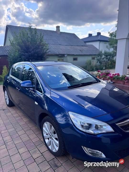 Granatowy Używany 2012 Opel Astra Hatchback | 26 000 zł (Uczciwa cena) - Obraz 1/4