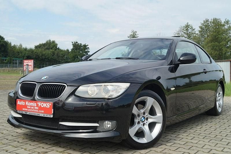 Czarny (metalik) Używany 2011 BMW 320 Coupe | 31 900 zł (Uczciwa cena) - Obraz 1/4