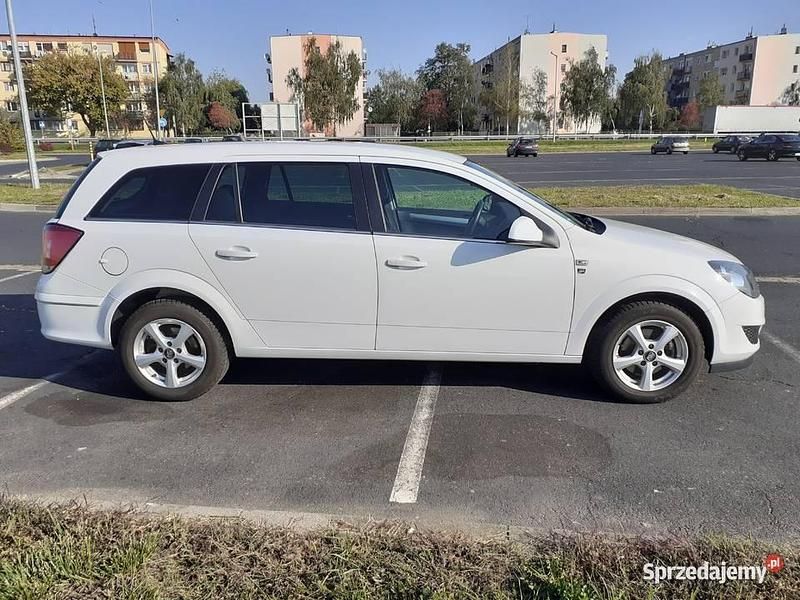 Używany Opel Astra Edition 2010 Biały Kombi