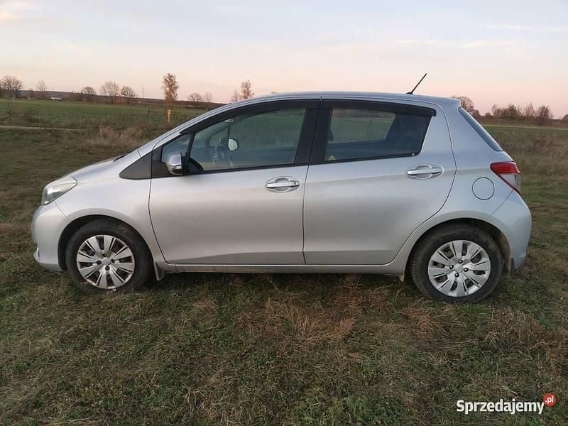 Używany Toyota Yaris 2013 Srebrny Hatchback