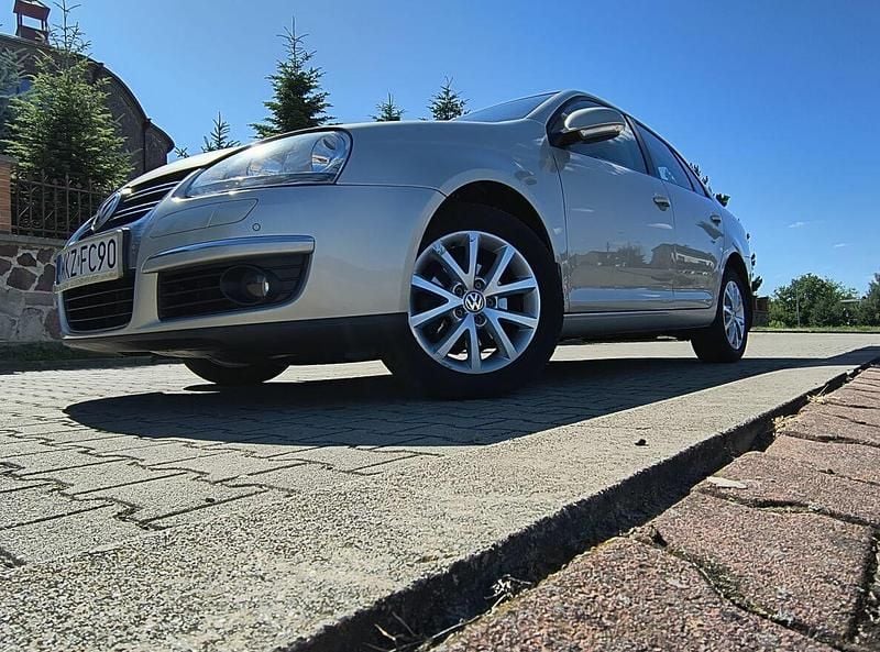 Używany VW Jetta 2010 Żółtozłoty Sedan/Limuzyna