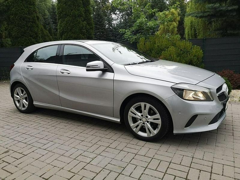 Używany Mercedes A180 122 KM (89 kW) 2017 Srebrny Hatchback
