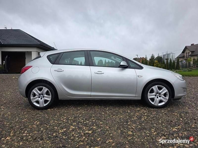 Srebrny Używany 2011 Opel Astra Active Hatchback | 23 900 zł (Uczciwa cena) - Obraz 1/4