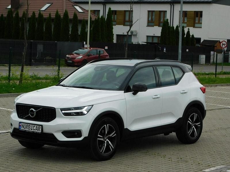 Biały Używany 2019 Volvo XC40 R-Design SUV | 89 980 zł (Uczciwa cena) - Obraz 1/4
