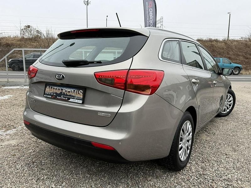 Używany Kia Ceed 135 KM (99 kW) 2013 Żółtozłoty Hatchback