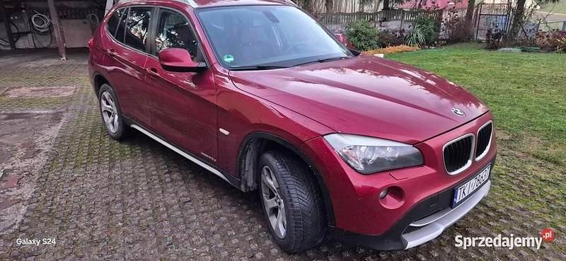 Bordowy Używany 2010 BMW X1 SUV | 28 600 zł (Uczciwa cena) - Obraz 1/4