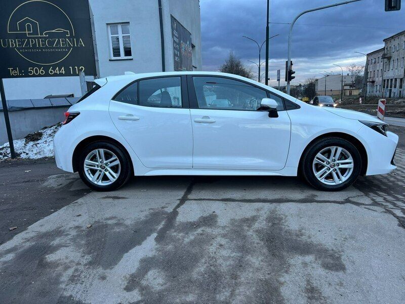 Używany Toyota Corolla 116 KM (85 kW) 2021 Biały (metalik) Sedan/Limuzyna