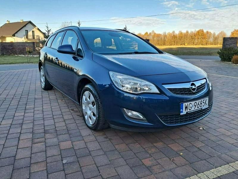 Używany Opel Astra 140 KM (102 kW) 2011 Inny kolor Sedan/Limuzyna