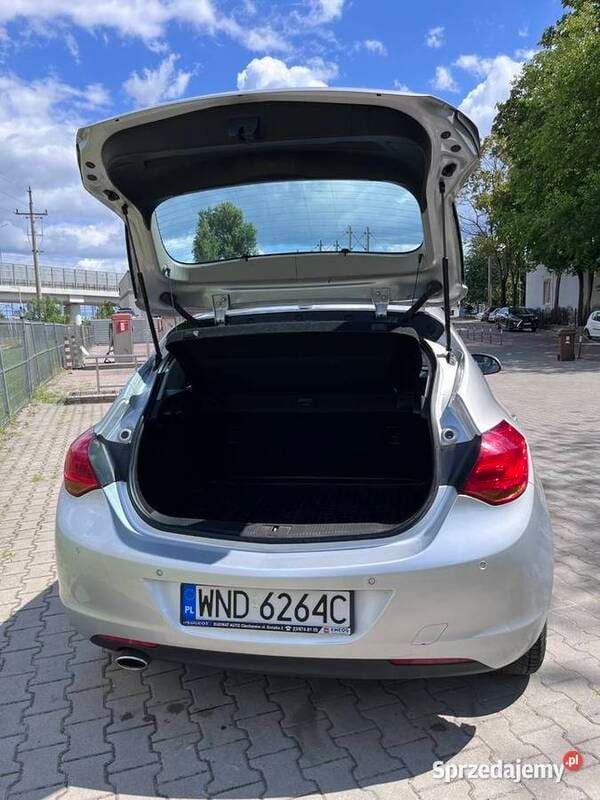 Używany Opel Astra 140 KM (102 kW) 2010 Srebrny Hatchback