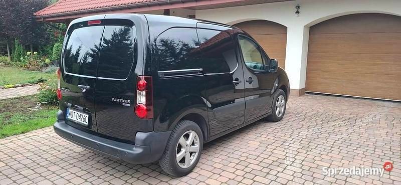Czarny Używany 2015 Peugeot Partner Minivan | 23 000 zł (Dobra cena) - Obraz 1/4