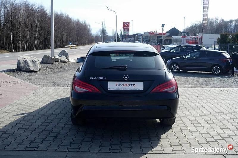 Używany Mercedes CLA180 2017 Czarny Sedan/Limuzyna