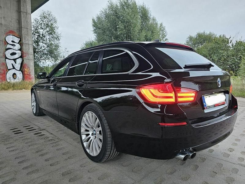 Czarny Używany 2011 BMW 520 Kombi | 31 999 zł (Uczciwa cena) - Obraz 1/4