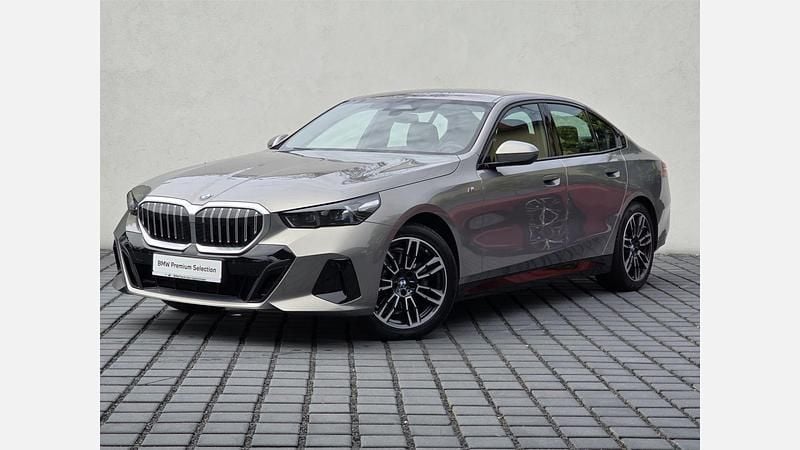 Szary oxide metalizowany Używany 2024 BMW 520 Shadowline Sedan/Limuzyna | 237 000 zł (Super Cena) - Obraz 1/3