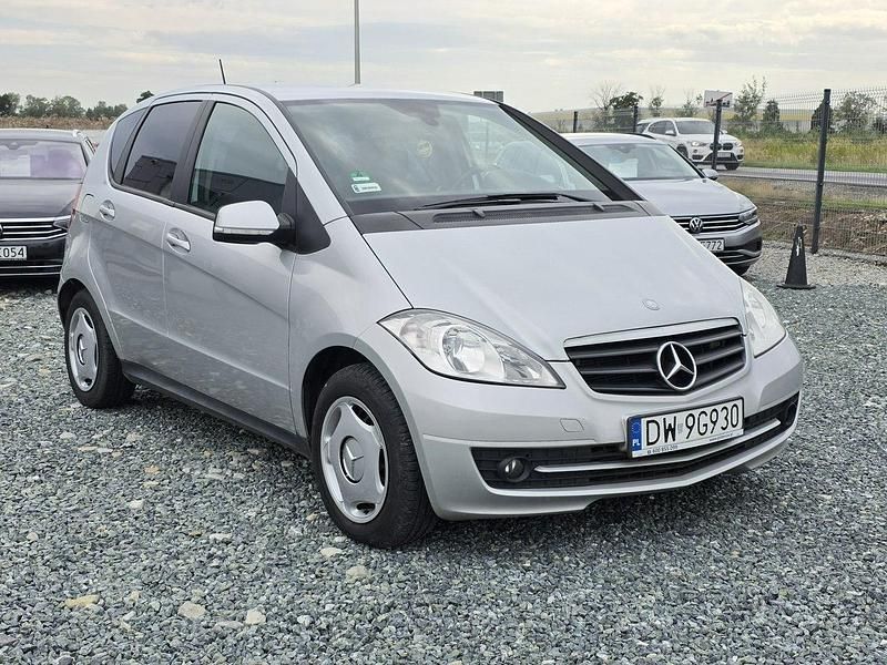 Używany Mercedes A180 109 KM (80 kW) 2011 Srebrny (metalik) Hatchback