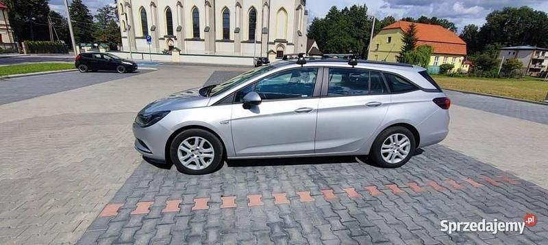 Srebrny Używany 2018 Opel Astra Kombi | 51 500 zł (Drogi) - Obraz 1/4