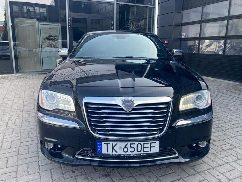 Używany Lancia Thema 190 KM (139 kW) 2013 Czarny Sedan/Limuzyna