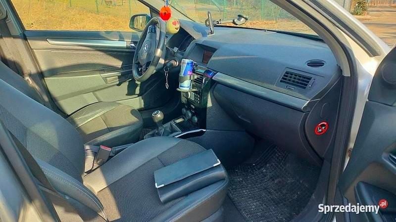 Używany Opel Astra 90 KM (66 kW) 2007 Srebrny Hatchback