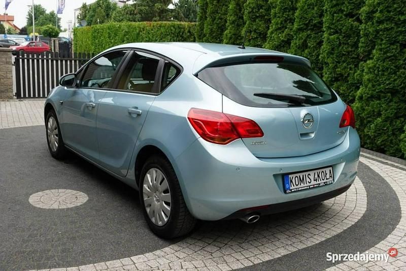 Używany Opel Astra 140 KM (102 kW) 2010 Niebieski Hatchback