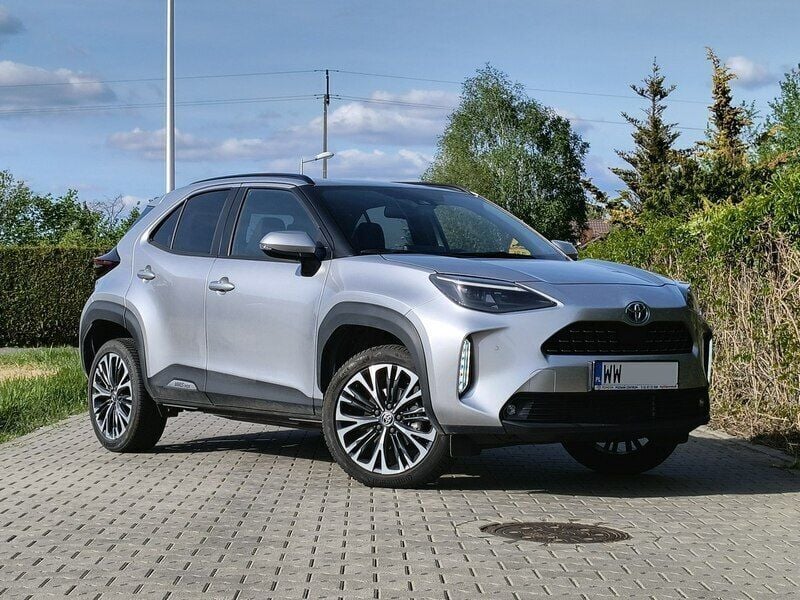 Srebrny (metalik) Używany 2022 Toyota Yaris Hybrid Sedan/Limuzyna | 99 899 zł (Uczciwa cena) - Obraz 1/4