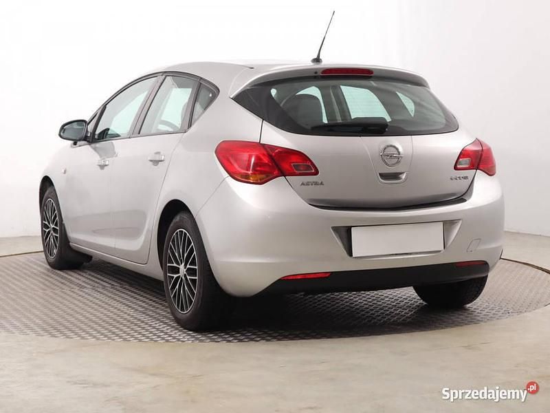 Używany Opel Astra 2011 Srebrny Hatchback