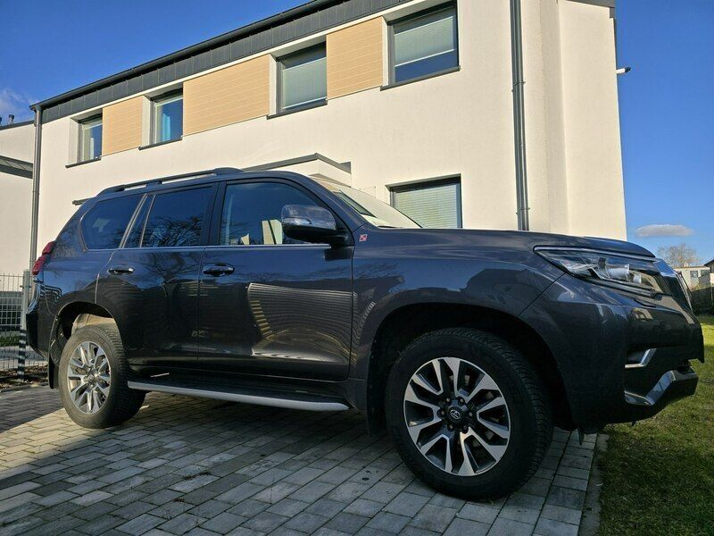 Szary Używany 2022 Toyota Land Cruiser SUV | 219 900 zł - Obraz 1/4