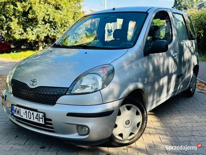 Srebrny Używany 2000 Toyota Yaris Verso Minivan | 3800 zł - Obraz 1/4