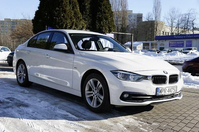 Używany BMW 318 Sport Line 136 KM (100 kW) 2017 Biały Sedan/Limuzyna