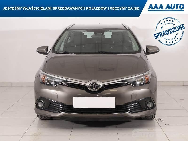 Używany Toyota Auris 99 KM (72 kW) 2017 Srebrny