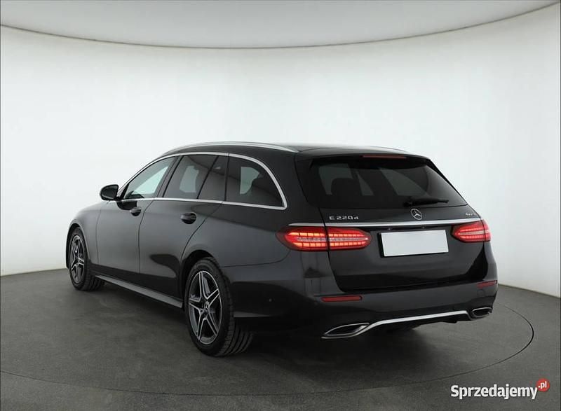 Używany Mercedes E220 194 KM (142 kW) 2021 Czarny Kombi