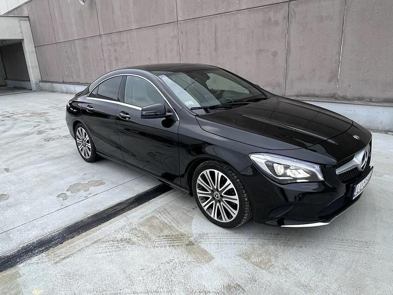 Czarny Używany 2018 Mercedes CLA250 Sedan/Limuzyna | 89 000 zł (Dość drogi) - Obraz 1/4