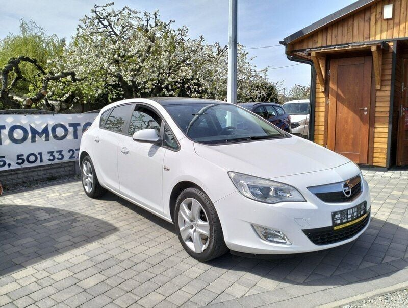Biały Używany 2010 Opel Astra Coupe | 19 900 zł (Uczciwa cena) - Obraz 1/4