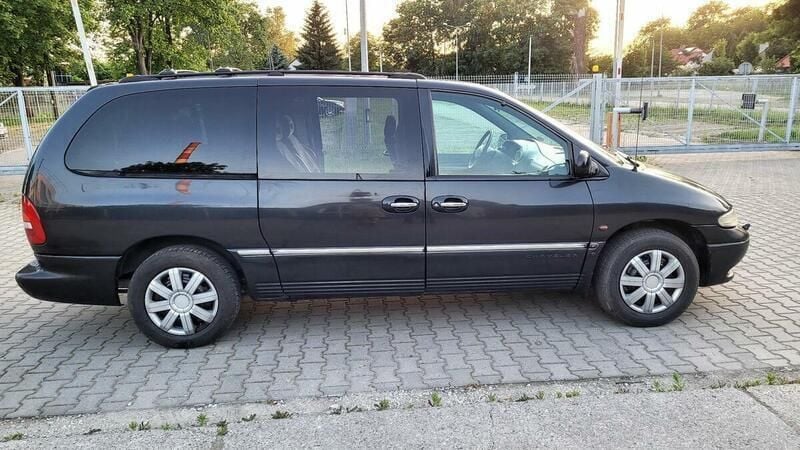 Czarny Używany 2000 Chrysler Grand Voyager Minivan | 6600 zł - Obraz 1/4
