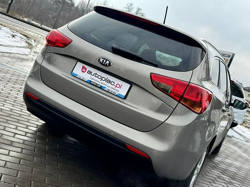 Używany Kia Ceed 125 KM (91 kW) 2013 Beżowy (metalik) Hatchback