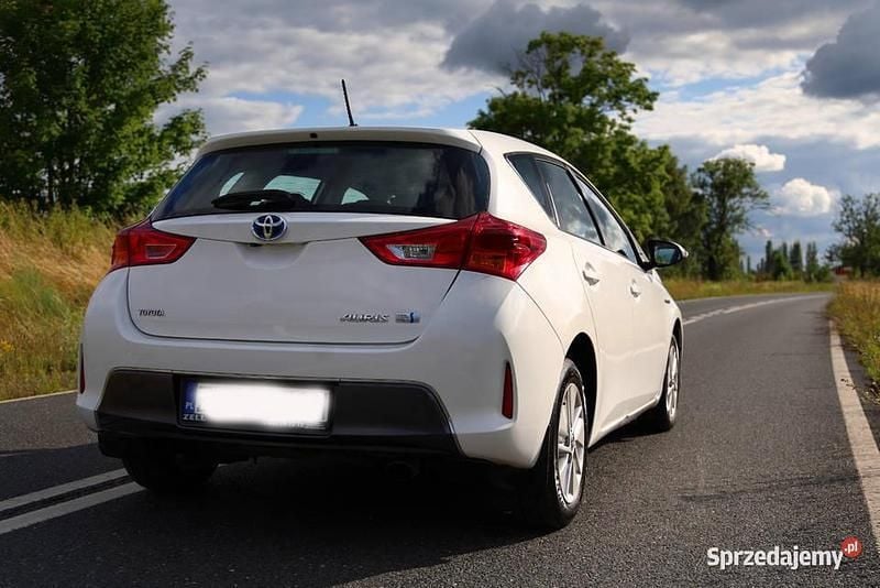 Biały Używany 2014 Toyota Auris Hybrid Hatchback | 48 000 zł (Uczciwa cena) - Obraz 1/4