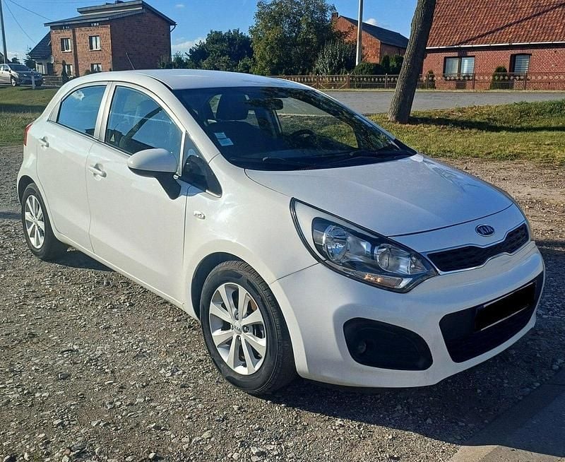 Biały Używany 2011 Kia Rio 2 Hatchback | 16 900 zł (Uczciwa cena) - Obraz 1/4
