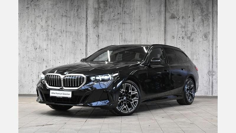 Czarny szafir metalizowany Nowe 2025 BMW 520 Comfort Edition Kombi | 244 800 zł (Uczciwa cena) - Obraz 1/3