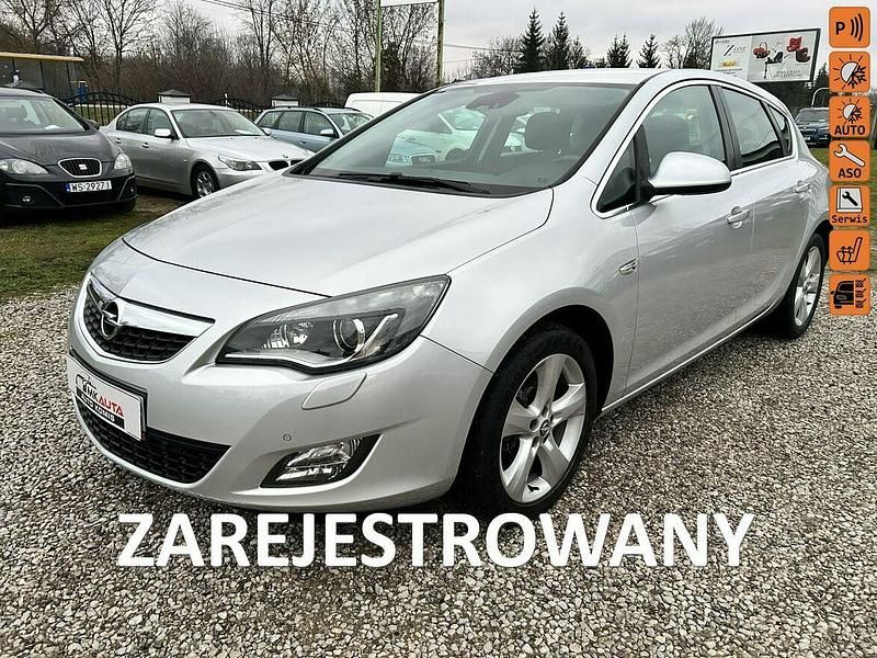 Srebrny (metalik) Używany 2010 Opel Astra Cosmo Hatchback | 21 900 zł (Uczciwa cena) - Obraz 1/4