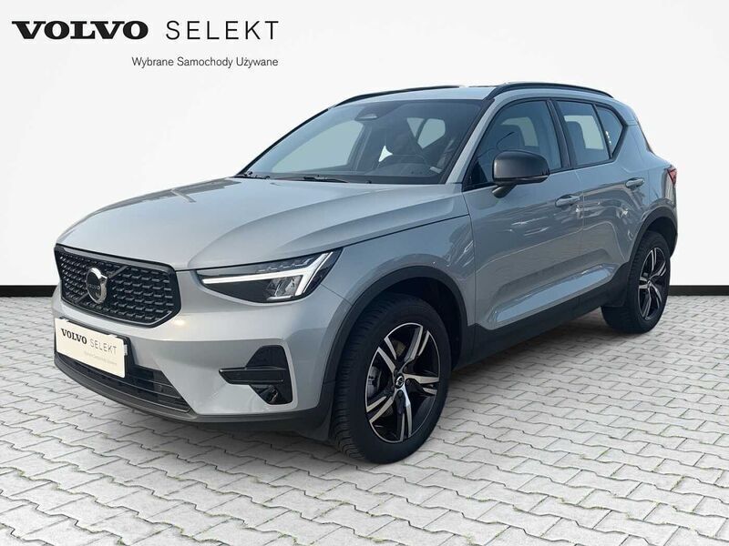 Szary Używany 2025 Volvo XC40 SUV | 171 900 zł (Uczciwa cena) - Obraz 1/4