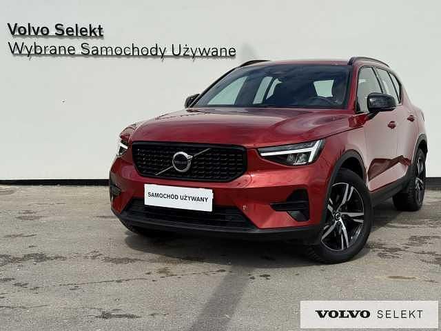 Czerwony Używany 2025 Volvo XC40 SUV | 164 900 zł (Uczciwa cena) - Obraz 1/3